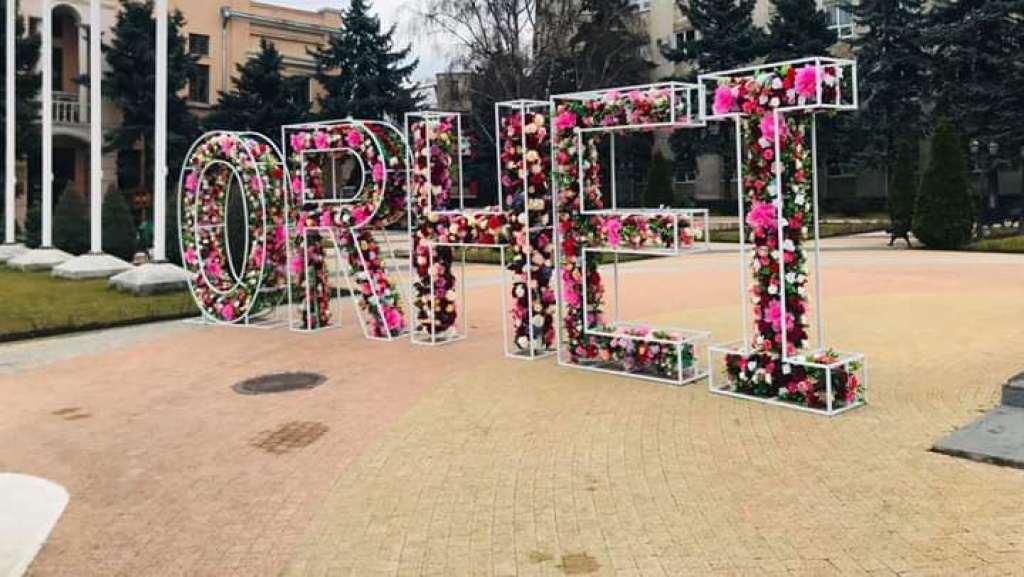 Primarul de Orhei și conducerea raionului Orhei au dăruit flori femeilor de 8 Martie